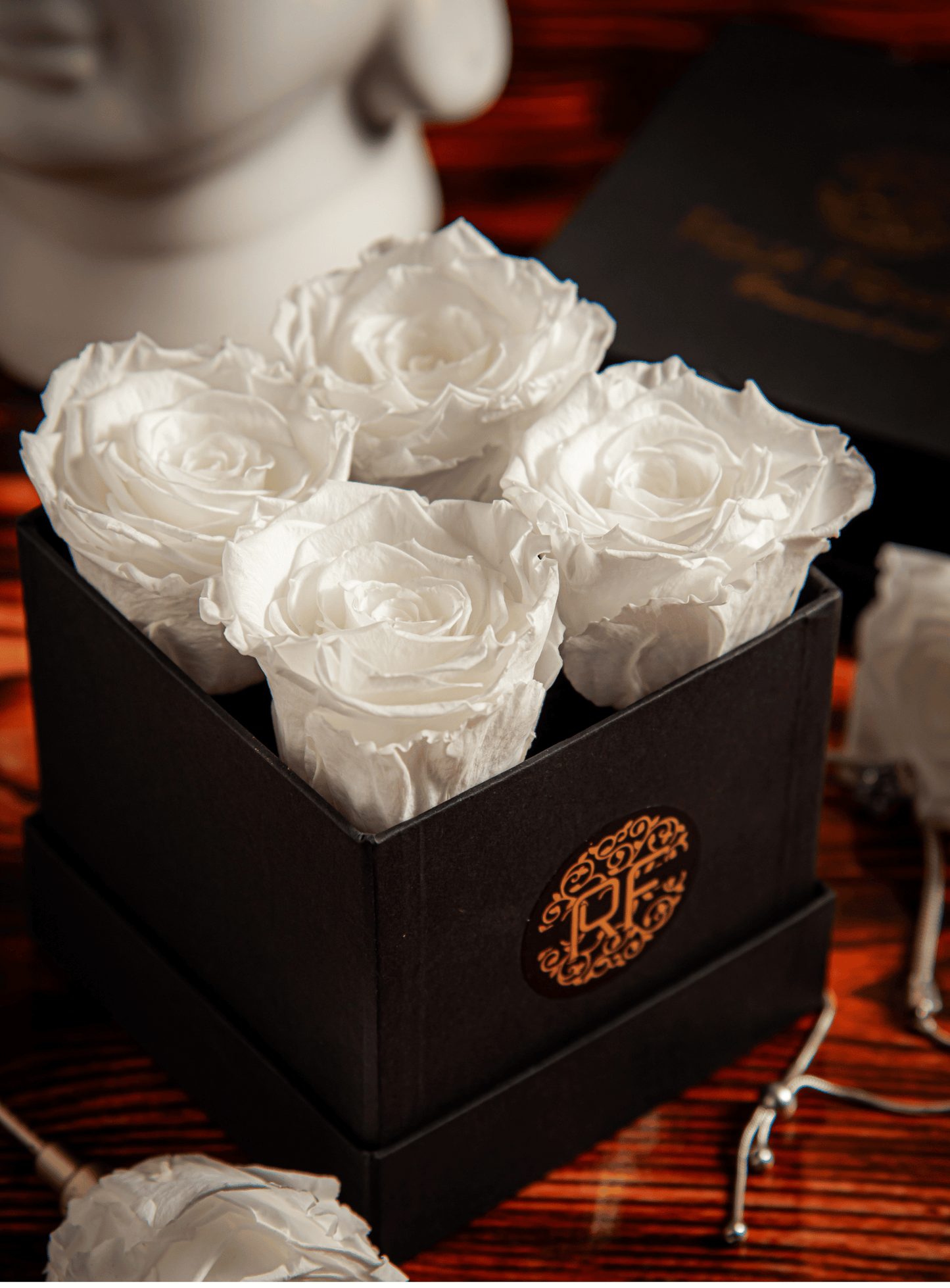 4 Rosas que duran 1 año en Estuche