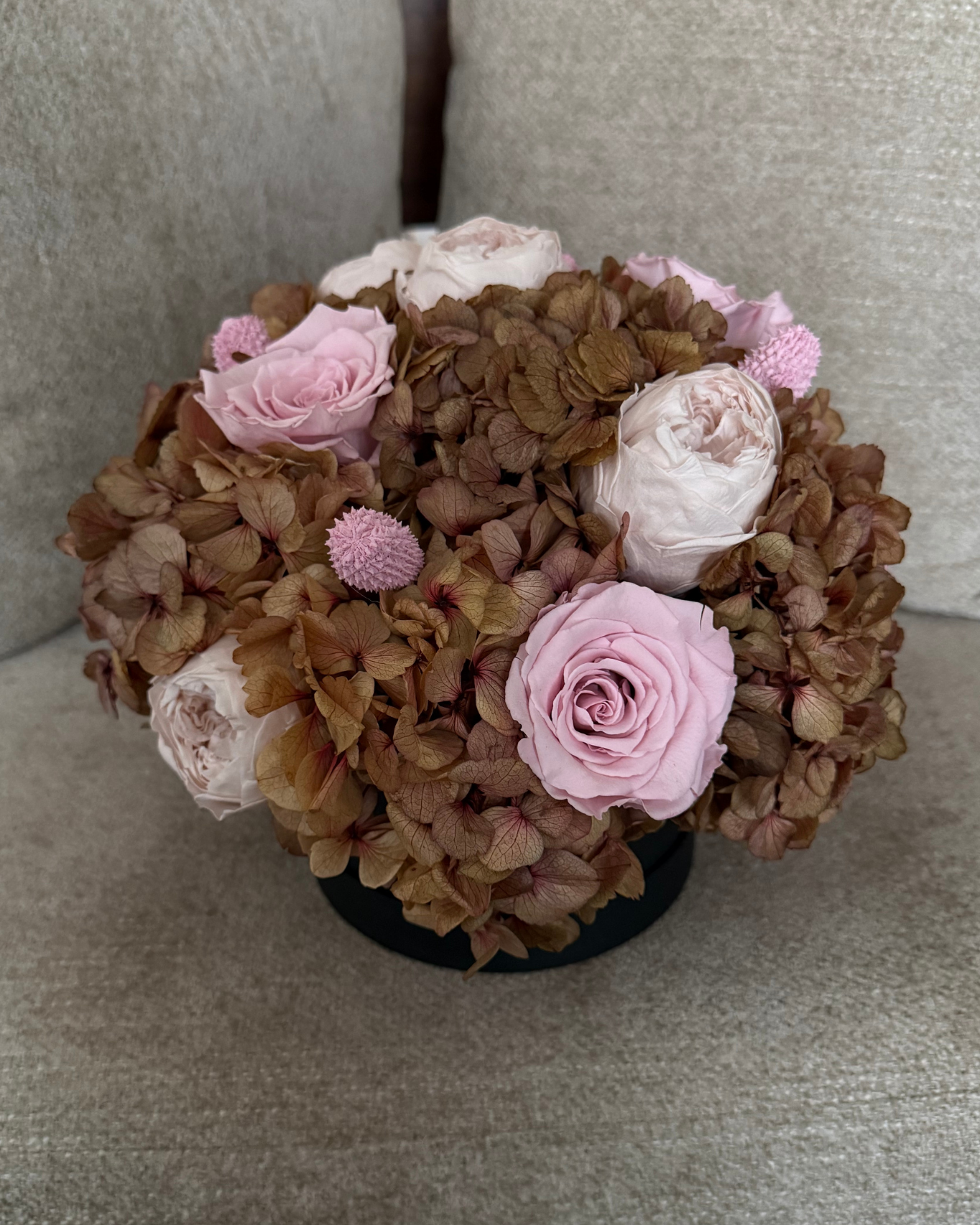 Centro de Mesa Elegante con Rosas, Peonias y Hortensias para Eventos
