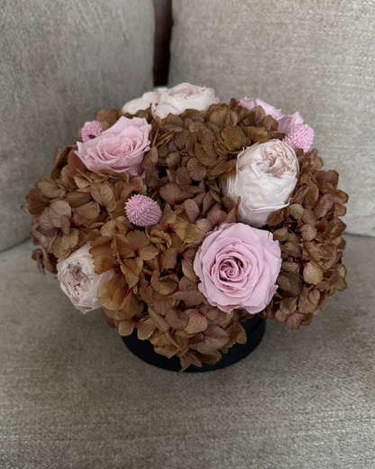 Centro de Mesa Elegante con Rosas, Peonias y Hortensias para Eventos