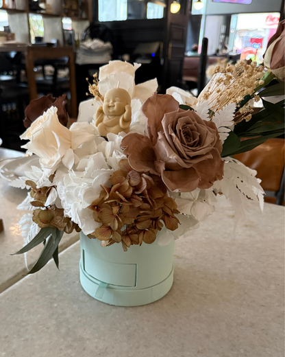 Centro de Mesa Premium con Rosas, Hortensias y Vela Buda
