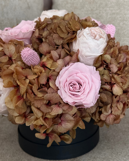 Centro de Mesa Elegante con Rosas, Peonias y Hortensias para Eventos