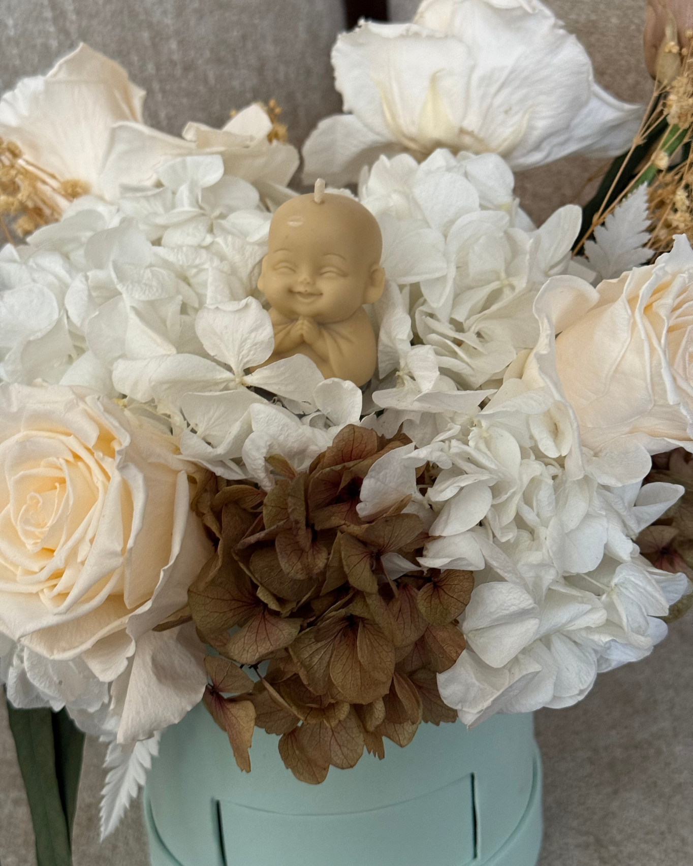 Centro de Mesa Premium con Rosas, Hortensias y Vela Buda