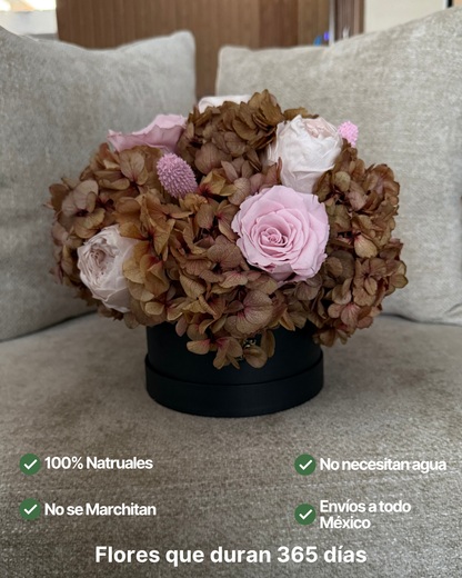Centro de Mesa Elegante con Rosas, Peonias y Hortensias para Eventos