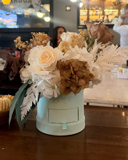 Centro de Mesa Premium con Rosas, Hortensias y Vela Buda