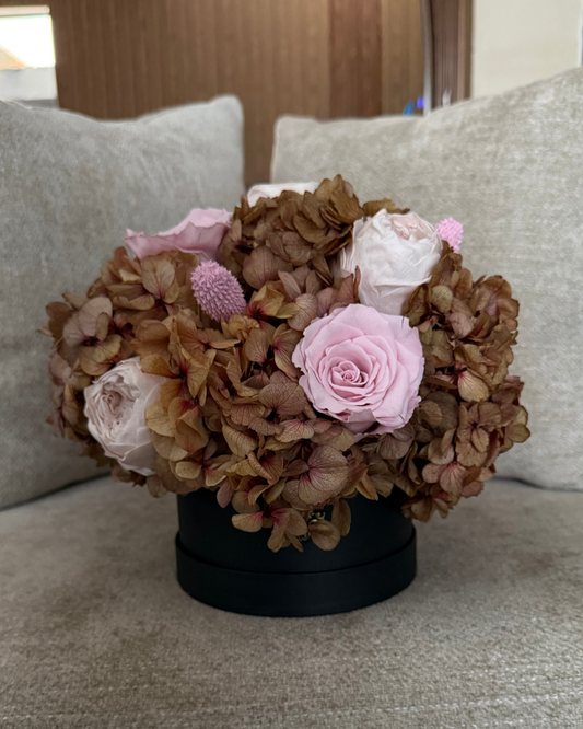 Centro de Mesa Elegante con Rosas, Peonias y Hortensias para Eventos