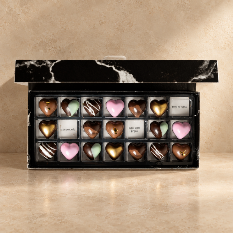 Caja negra de 21 chocolates rellenos para regalar en pareja