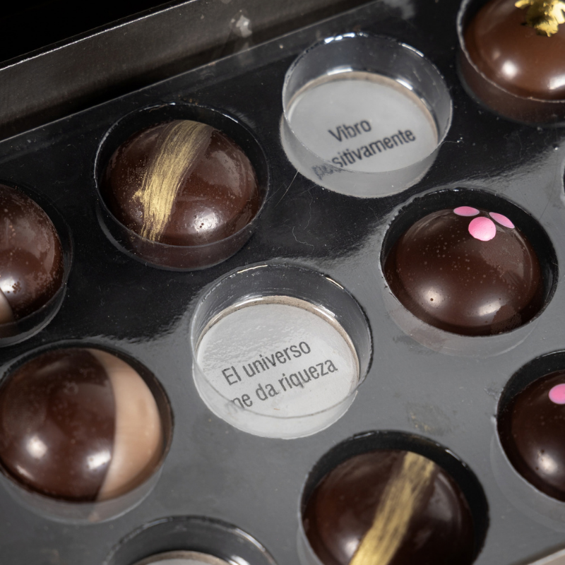 Caja de 21 Chocolates "21 Frases Positivas" | Chocolate Belga