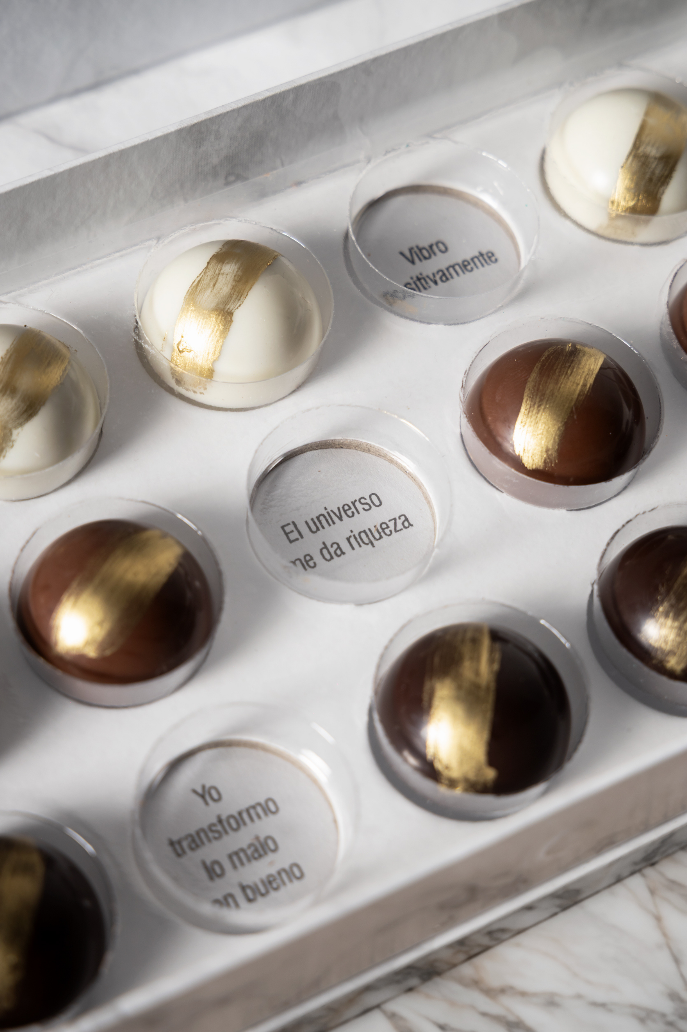 Caja de 21 Chocolates "21 Frases Positivas" | Chocolate Estilo Dubai