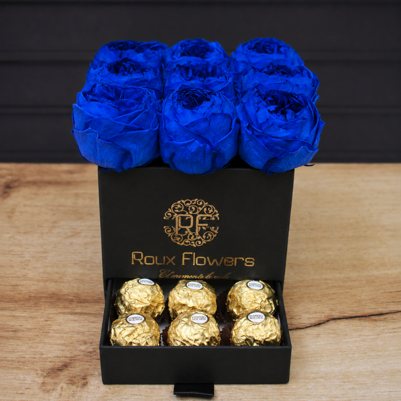 Estuche negro con peonías eternas azul rey y chocolates Ferrero Rocher con envío a todo México