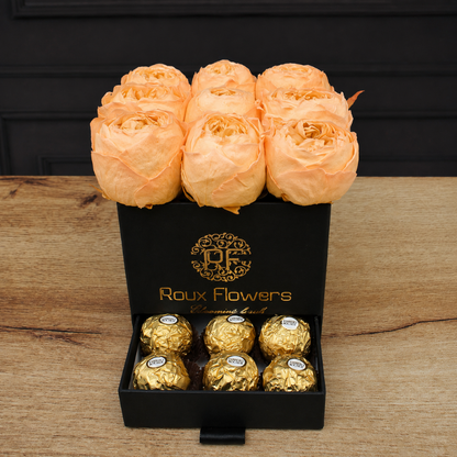 Peonías naturales preservadas en color durazno pastel con cajón de chocolates Ferrero Rocher de regalo
