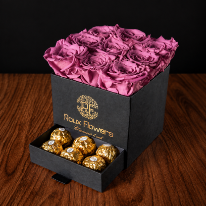 Caja de rosas preservadas color morado lila con cajón deslizable de chocolates finos para cumpleaños