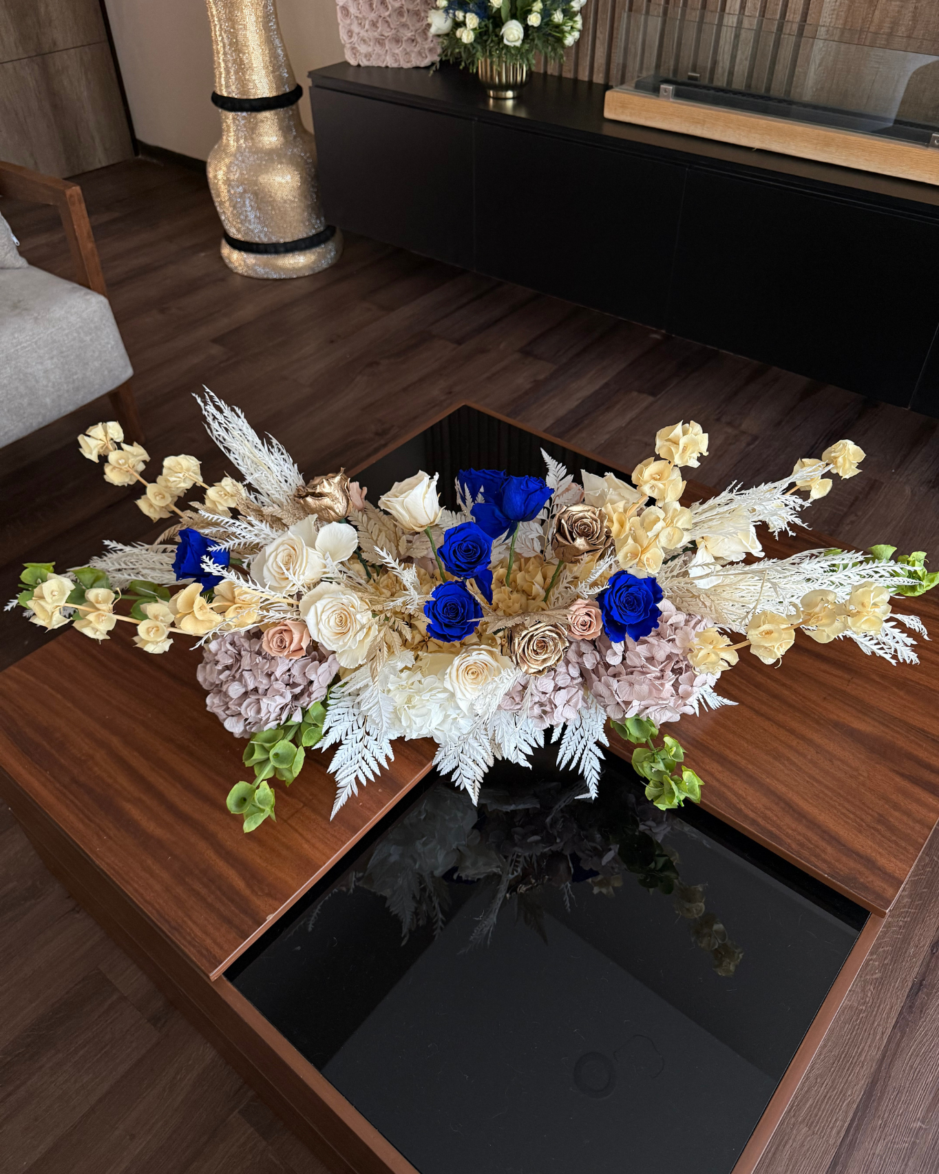 Centro de Mesa Floral de Lujo con Rosas y Hortensias Preservadas