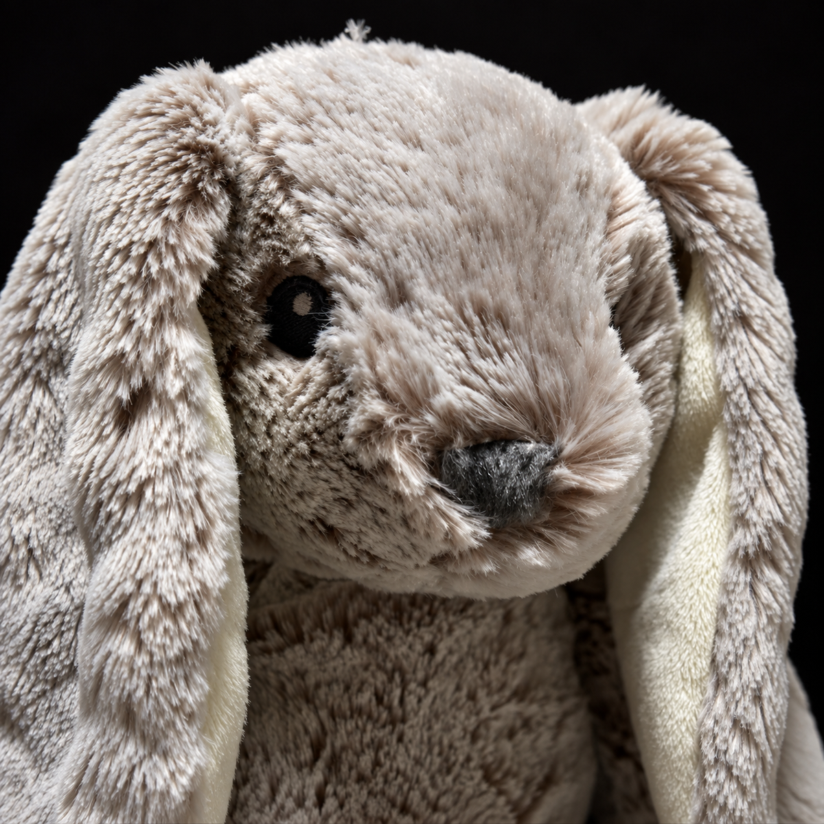 Conejo de peluche gris en primer plano