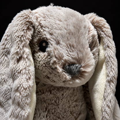 Conejo de peluche gris en primer plano