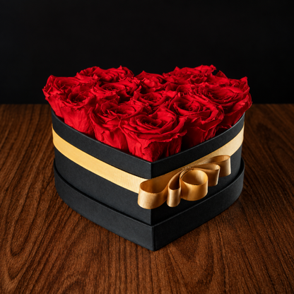 Arreglo floral en caja de corazón negra con 13 rosas rojas preservadas que no se marchitan para aniversario