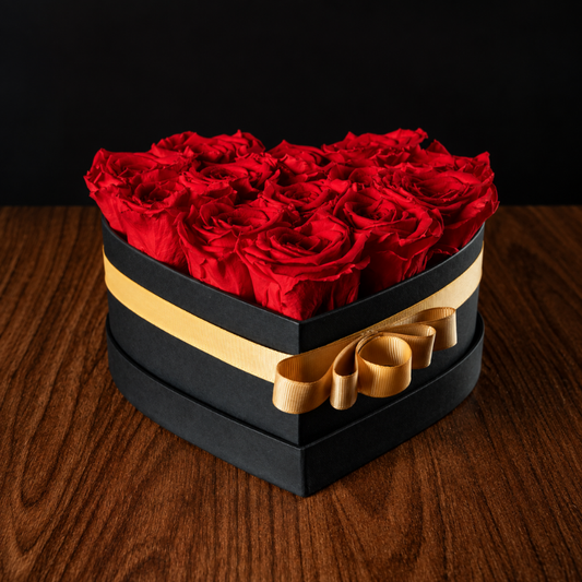 Arreglo floral en caja de corazón negra con 13 rosas rojas preservadas que no se marchitan para aniversario