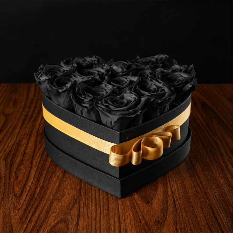 Arreglo elegante en caja de corazón negra con rosas negras preservadas de larga duración