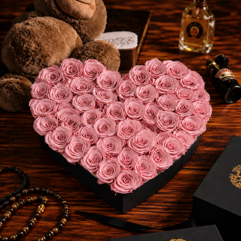 Caja en forma de corazón con rosas naturales preservadas en color rosa claro para regalo de aniversario