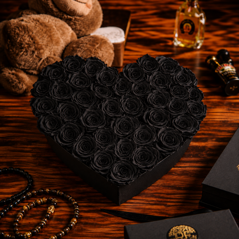 Arreglo floral elegante en caja de corazón con rosas negras preservadas de larga duración