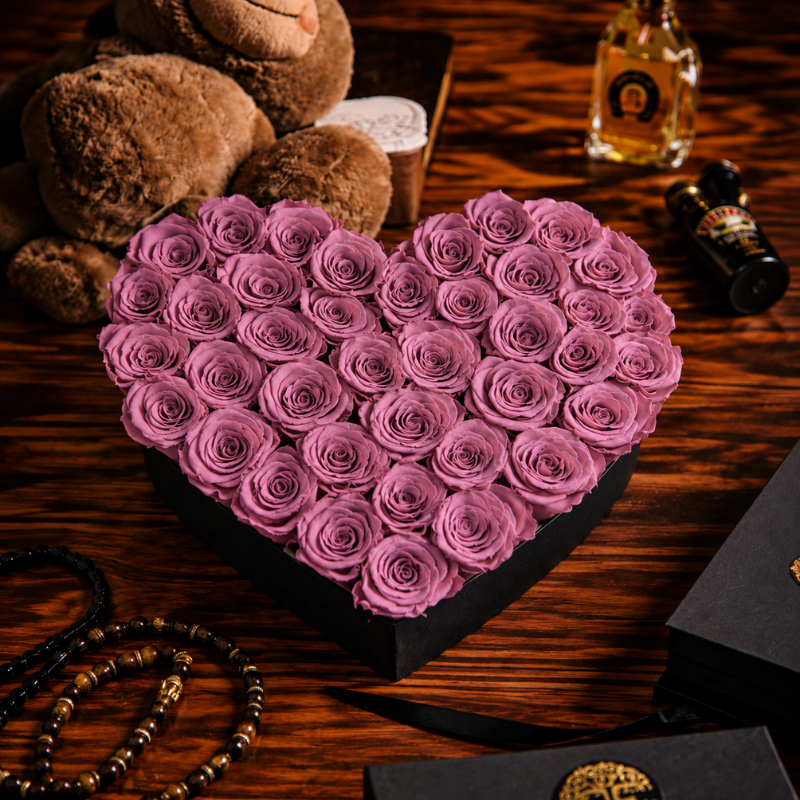 Caja de corazón negra con rosas preservadas en tono morado lila para sorpresa de cumpleaños