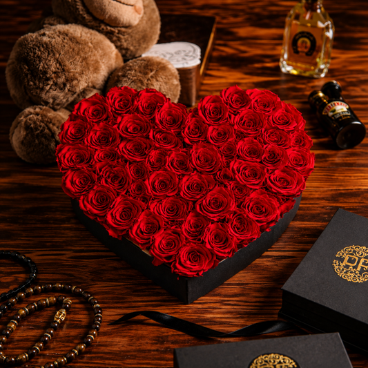 Arreglo de 55 rosas rojas preservadas que no se marchitan en caja de corazón negra de lujo
