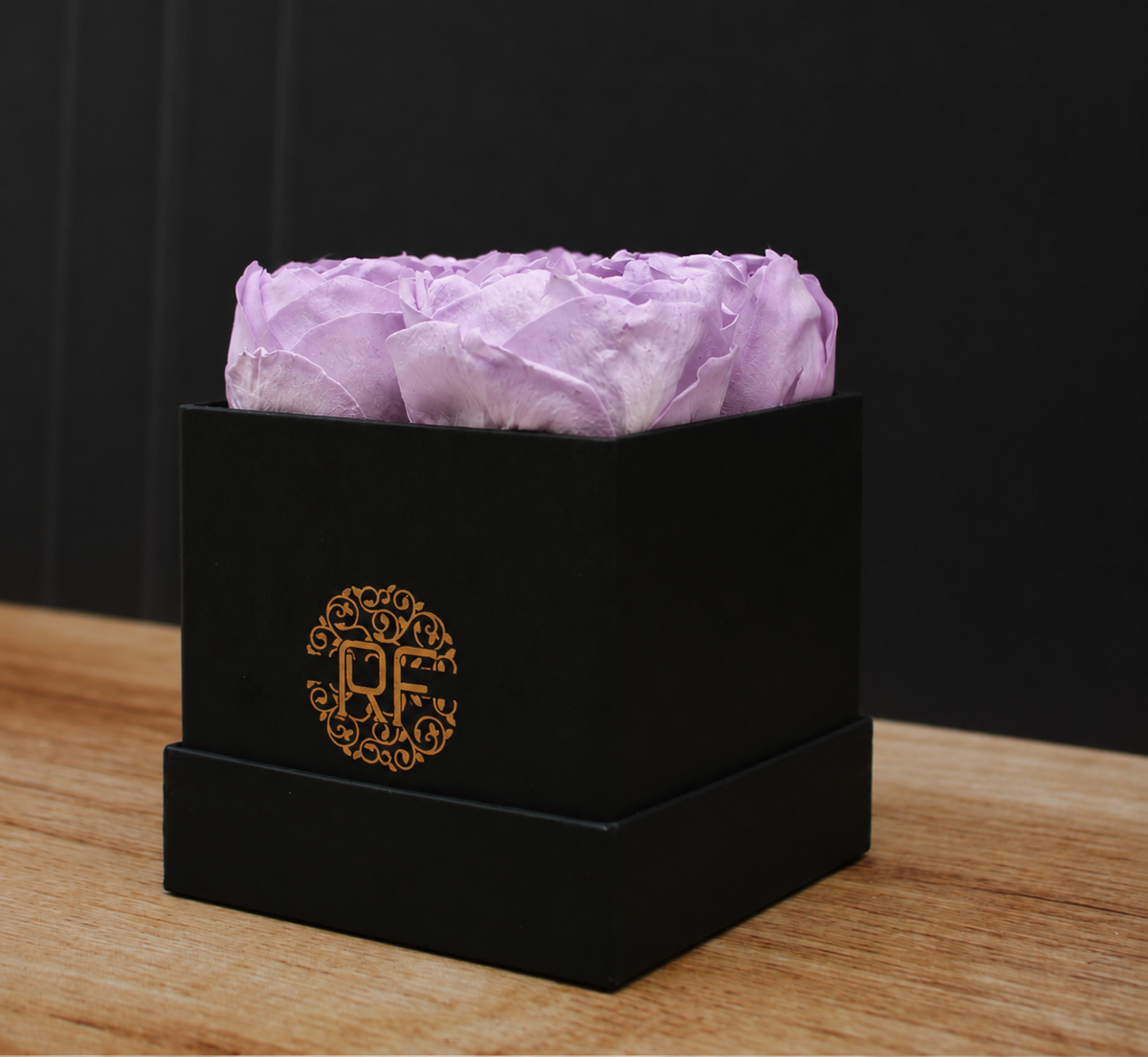 Caja cuadrada negra con 4 peonías preservadas color lavanda