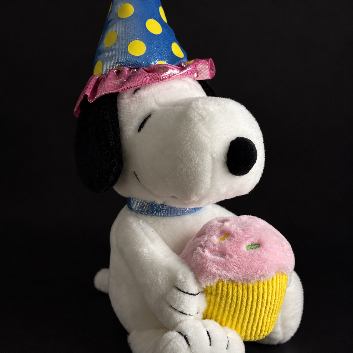 Peluche Snoopy cumpleañero para acompañar flores