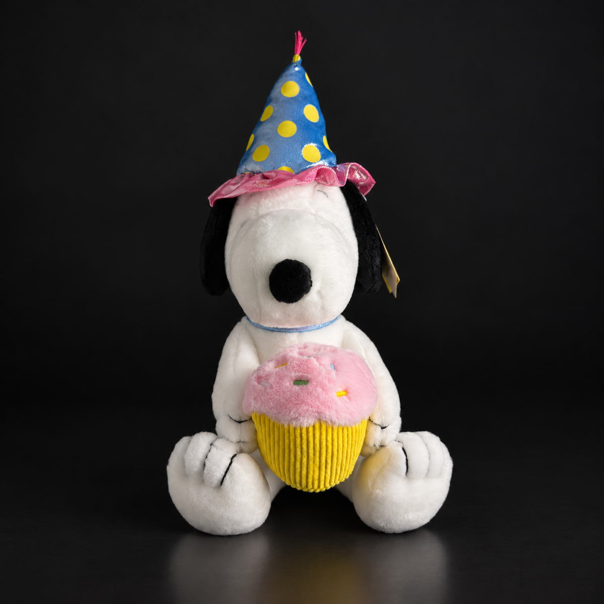 Peluche de Snoopy con gorrito de fiesta y cupcake