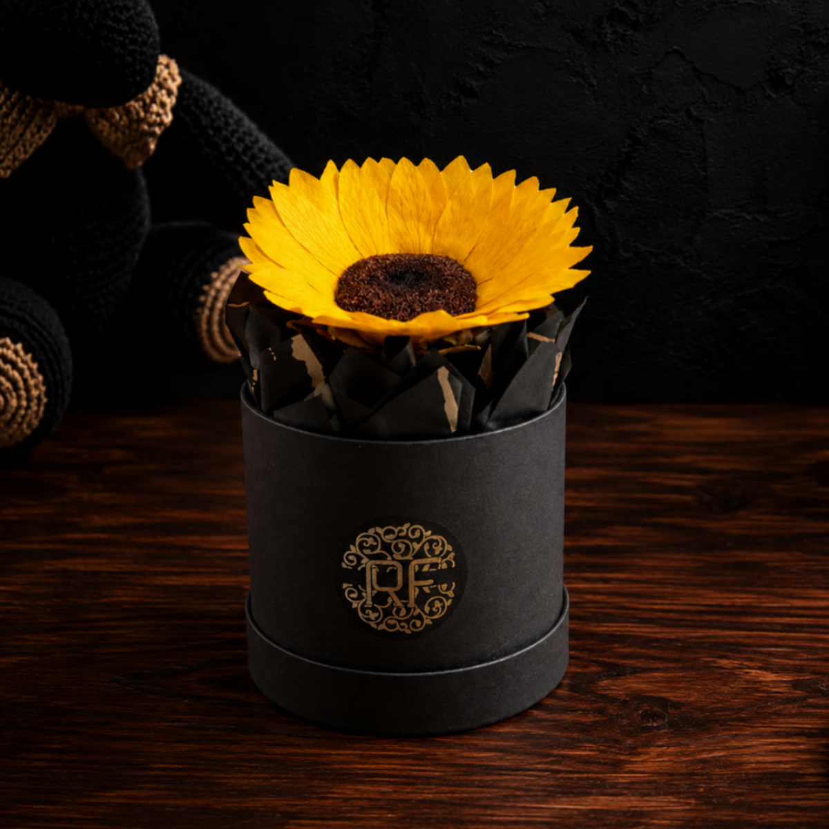 Flor de girasol eterna que no se marchita montada en base circular negra para escritorio u oficina